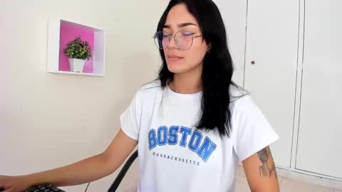 Snapshot of asiam_brunet chatting on 01.13.25 Camila online show from 01.13.25