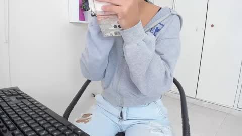 Snapshot of asiam_brunet chatting on 01.29.25 Camila online show from 01.29.25