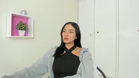 Snapshot of asiam_brunet chatting on 02.27.25 Camila online show from 02.27.25