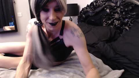 Snapshot of asluttyrose chatting on 12.18.24 asluttyrose online show from 12.18.24