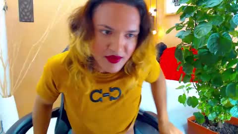 Snapshot of aslyhernandez chatting on 09.15.25 ASLY online show from 09.15.25