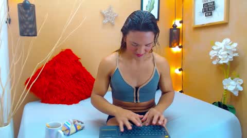 Snapshot of aslyhernandez chatting on 09.27.25 ASLY online show from 09.27.25