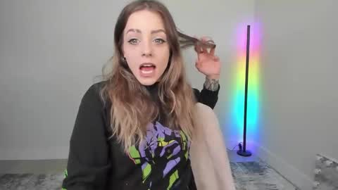 Snapshot of astridluxe chatting on 04.17.26 Astrid Luxe online show from 04.17.26