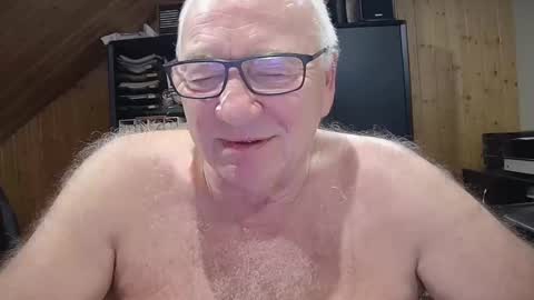 Snapshot of asusandy chatting on 11.16.25 asusandy online show from 11.16.25