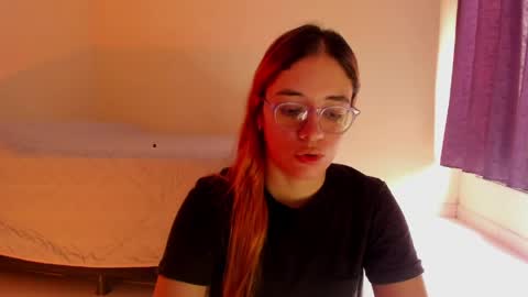 Snapshot of atenas__05 chatting on 04.19.26 atenas online show from 04.19.26
