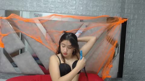 Snapshot of atenea_petit chatting on 10.25.25 atenea_petit online show from 10.25.25