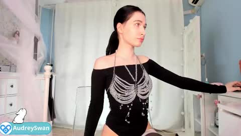 Snapshot of audrey_swann chatting on 10.12.25 Mary online show from 10.12.25