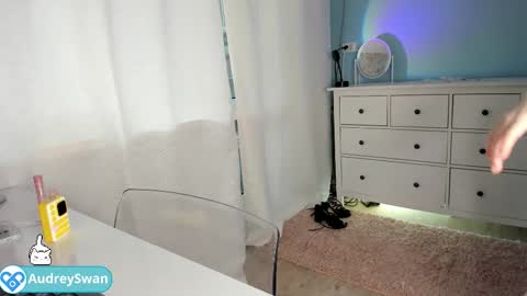 Snapshot of audrey_swann chatting on 10.15.25 Mary online show from 10.15.25