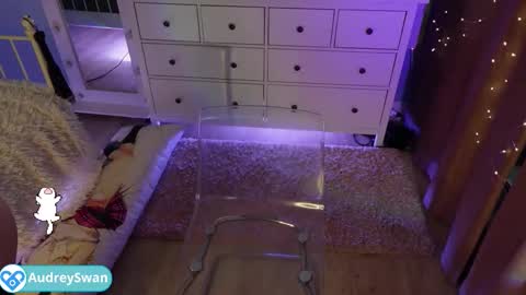 Snapshot of audrey_swann chatting on 11.27.25 Mary online show from 11.27.25