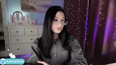 Snapshot of audrey_swann chatting on 12.20.25 Mary online show from 12.20.25