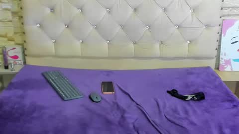 Monii Yi online show from 02.05.25