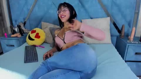 Monii Yi online show from 03.03.26