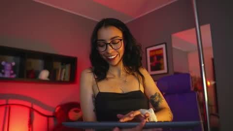 Snapshot of aura_soul_ chatting on 11.07.25 A U R A online show from 11.07.25