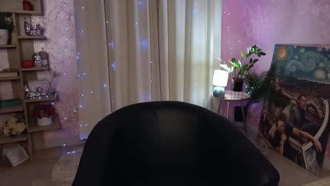 Snapshot of aurora_aksness chatting on 12.10.24 Aurora online show from 12.10.24