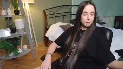 Snapshot of aurora_aksness chatting on 02.13.25 Aurora online show from 02.13.25