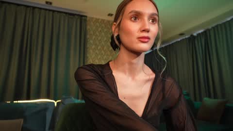 Snapshot of aurora_the_ballerina chatting on 01.20.25 Aurora online show from 01.20.25