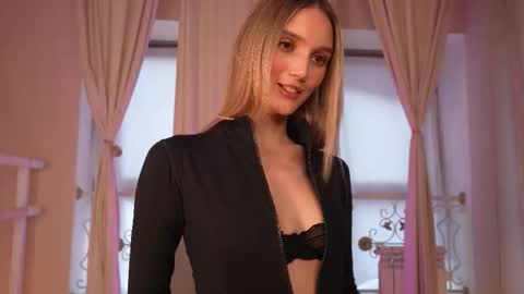 Snapshot of aurora_the_ballerina chatting on 09.28.25 Aurora online show from 09.28.25