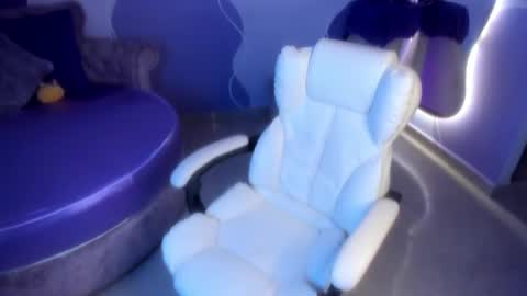 Snapshot of auroracute2 chatting on 11.07.25 auroracute2 online show from 11.07.25