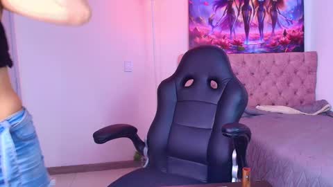 Snapshot of auroradiaz_ chatting on 02.25.25 Aurora Diaz online show from 02.25.25