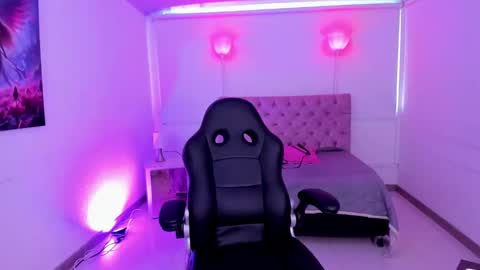 Snapshot of auroradiaz_ chatting on 11.15.25 Aurora Diaz online show from 11.15.25