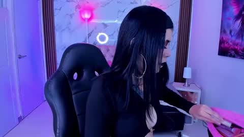 Snapshot of auroradiaz_ chatting on 11.19.25 Aurora Diaz online show from 11.19.25