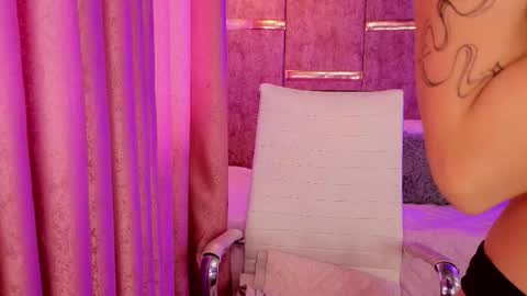 Snapshot of auroralanee chatting on 09.23.25 aurora online show from 09.23.25