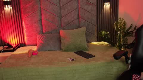 Snapshot of auroralanee chatting on 10.01.25 aurora online show from 10.01.25