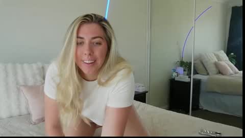 Snapshot of aussielulu chatting on 11.24.25 aussielulu online show from 11.24.25