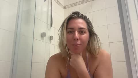 Snapshot of aussielulu chatting on 12.17.25 aussielulu online show from 12.17.25