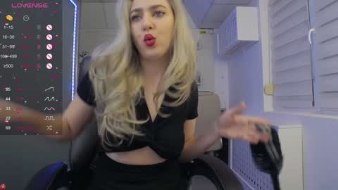 Snapshot of avablue_ chatting on 02.08.25 online show from 02.08.25