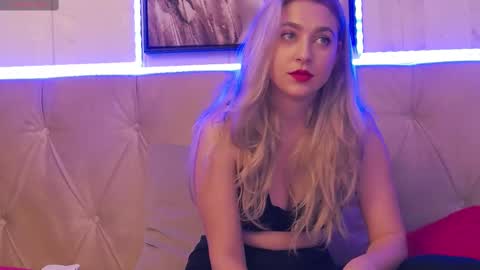 Snapshot of avablue_ chatting on 02.13.25 online show from 02.13.25