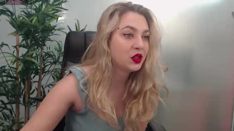 Snapshot of avablue_ chatting on 03.02.25 online show from 03.02.25