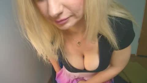 Snapshot of avaluxe_ chatting on 05.21.26 Eira online show from 05.21.26