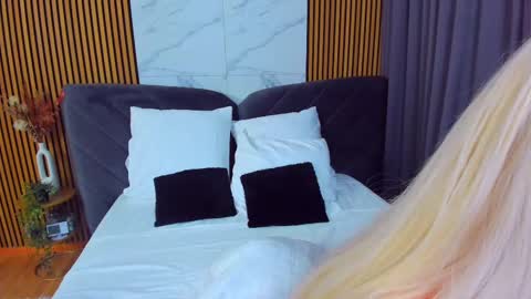 Snapshot of awww_ella chatting on 02.10.25 Ella online show from 02.10.25