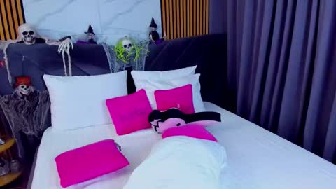 Snapshot of awww_ella chatting on 10.29.25 Ella online show from 10.29.25