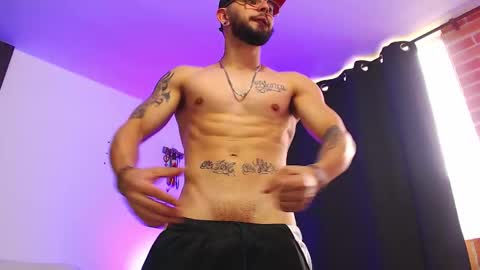 Independiente Model online show from 11.23.25