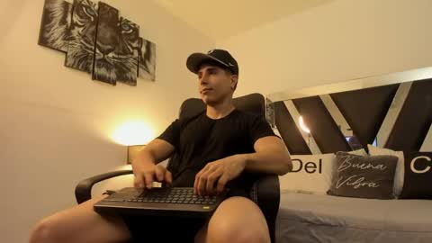 Snapshot of axelmartinezz chatting on 04.19.26 axelmartinezz online show from 04.19.26