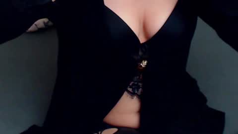 Snapshot of aylynrichard chatting on 12.21.25 aylynrichard online show from 12.21.25