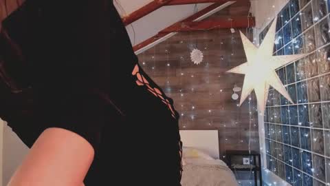 Snapshot of azaliaswallows chatting on 02.15.25 azaliaswallows online show from 02.15.25