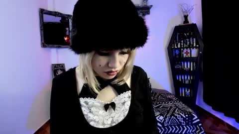 Azu Moure online show from 10.08.25