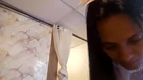 Snapshot of azura_lion chatting on 04.23.26 azura lion online show from 04.23.26