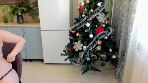 Snapshot of b_bonya_m chatting on 12.14.24 Bonya online show from 12.14.24