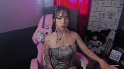 Snapshot of babee_04 chatting on 10.07.25 babee online show from 10.07.25