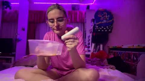 Snapshot of baddieprettypussy chatting on 05.27.26 baddieprettypussy online show from 05.27.26