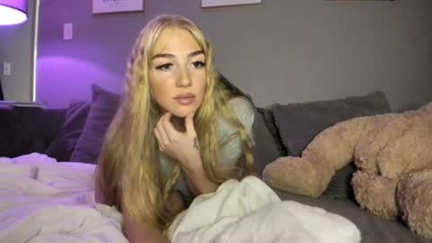 Snapshot of badgrljade chatting on 11.06.25 Jade online show from 11.06.25