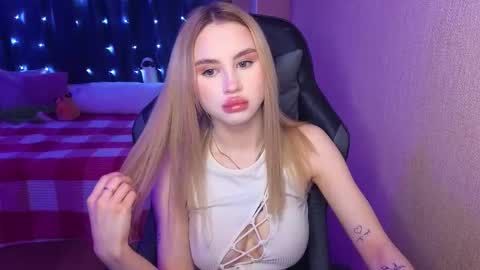 Snapshot of barbieee_doll chatting on 02.21.25 Eva online show from 02.21.25
