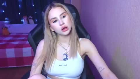 Snapshot of barbieee_doll chatting on 02.22.25 Eva online show from 02.22.25