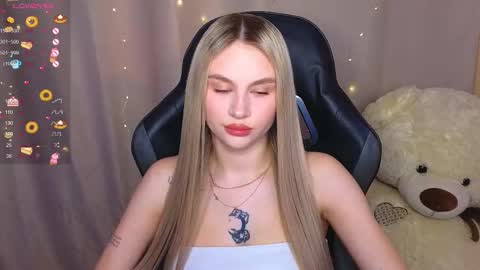 Snapshot of barbieee_doll chatting on 09.17.25 Eva online show from 09.17.25