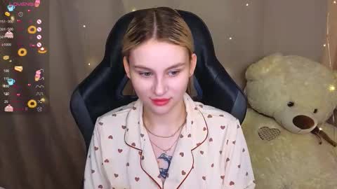Snapshot of barbieee_doll chatting on 09.18.25 Eva online show from 09.18.25