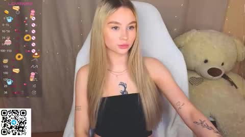 Snapshot of barbieee_doll chatting on 10.03.25 Eva online show from 10.03.25